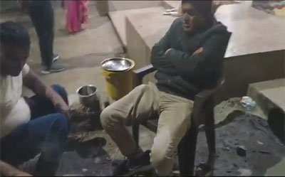 रेन बसेरा में मटन पार्टी, वीडियो वायरल, हडक़ंप मचने के बाद निरीक्षण करने पहुंचे अधिकारी, जिम्मेदारों को नोटिस 1 04 10