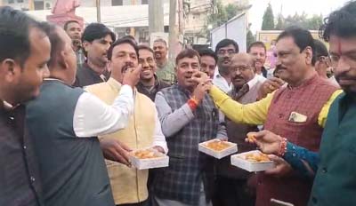 महाराष्ट्र की जीत पर भाजपा ने बाटी मिठाई, मालवीय चौक पर भाजपा नेताओं ने मनाया जश्न, उत्तर मध्य विधायक द्वारा कार्यालय में फोड़े फटाके 1 06 2