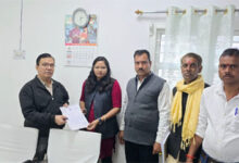 एक माह से बंद पड़ी लाइट. सिंचाई कार्य प्रभावित, फसलें सूखने की कगार पर किसान हलकान, जिला पंचायत सदस्य ने विद्युत अधिकारियों की मुलाकात 10 10 6