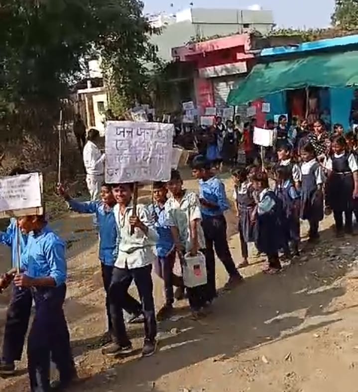 जो नशे को अपनाएगा बाद में पछताएगा, नशा मुक्ति को लेकर भैरव घाट में बच्चों ने निकाली रैली 3 A07