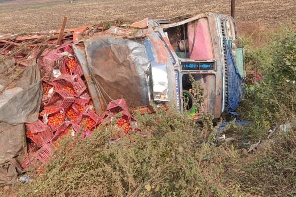 टमाटर से भरा ट्रक पलटा. कंडक्टर की मौत पनागर के नेशनल हाईवे में सड़क दुर्घटना 1 Add a heading 1 1