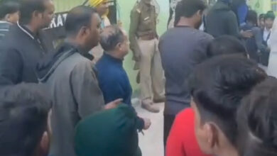 सेक्रेड हार्ट स्कूल में स्टूडेंट्स और पेरेंट्स ने किया हंगामा, पुलिस को करना पड़ा हस्तक्षेप, तब सुलझा विवाद 6 IMG 20241128 140109