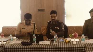 महाराष्ट्र में आगामी विधानसभा चुनाव को लेकर सिवनी पुलिस अलर्ट : टुरिया में संपन्न हुई बॉर्डर मीटिंग,बॉर्डर में वाहनों की चेकिंग,अवैध हथियार,अवैध शराब एवं आसामाजिक तत्वों रहेगी नजर 8 Screenshot 2024 11 19 12 38 25 451 com.whatsapp