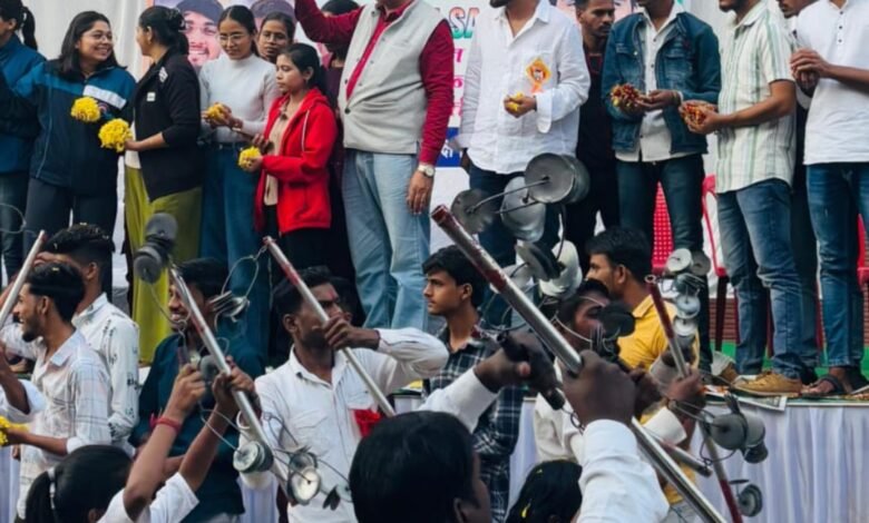 देशभर के विश्वविद्यालयों से आए कलाकार छात्र- छात्राओं की निकली भव्य सांस्कृतिक यात्रा : जगह जगह हुआ फूल बरसाकर स्वागत 1 Screenshot 2024 11 26 22 55 06 532 com.whatsapp