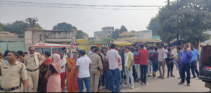 ट्रेन से कटकर युवती ने की आत्महत्या, आक्रोशित मायके पक्ष ने माधवनगर गेट पर किया रास्ता जाम 4 Screenshot 20241109 131941 WhatsApp2