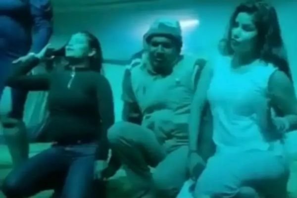 बार-बालाओं के साथ वर्दी में लगाए ठुमके, वायरल Video पर अधिकारियों ने लिया संज्ञान 1 Untitled design 6