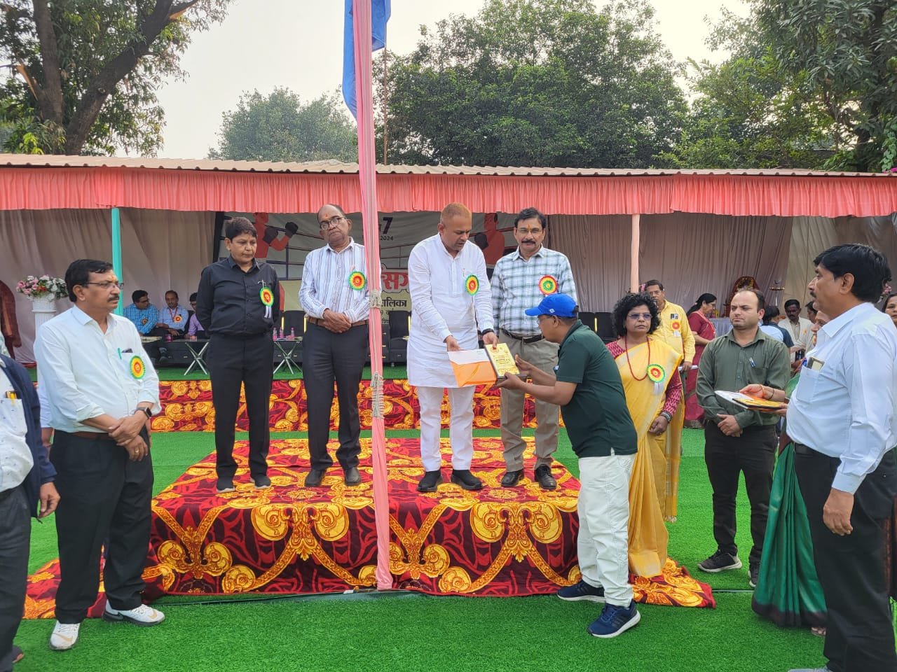 शिक्षा विभाग के बड़े अधिकारी को खड़े-खड़े आ गई झपकी!, विधायक जी बांटते रह गए पुरस्कार 3 WhatsApp Image 2024 11 07 at 05.29.02