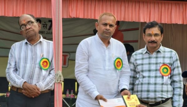 शिक्षा विभाग के बड़े अधिकारी को खड़े-खड़े आ गई झपकी!, विधायक जी बांटते रह गए पुरस्कार 1 इजरायल की बमबारी से 43