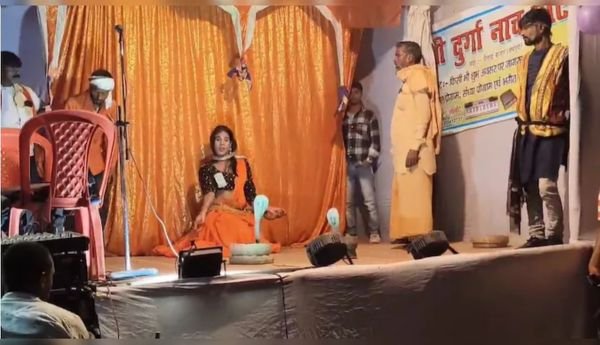 जहरीले सांप के साथ डांस कर रहा था आर्टिस्ट, लाइव परफॉर्मेंस में काटा तो मच गया हड़कंप 1 इजरायल की बमबारी से 57