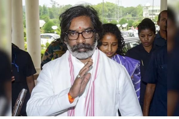 रांची में CM सोरेन के निजी सलाहकार और अन्य के ठिकानों पर इनकम टैक्स विभाग ने मारा छापा, मचा हड़कंप 1 गांव में न चूल्हे जले न आंसू रुके 19