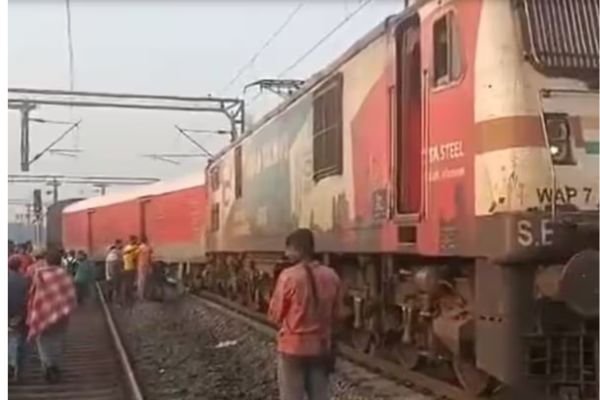बंगाल में टला बड़ा ट्रेन हादसा, तीन कोच पटरी से उतरे; मच गई अफरा-तफरी 1 गांव में न चूल्हे जले न आंसू रुके 21