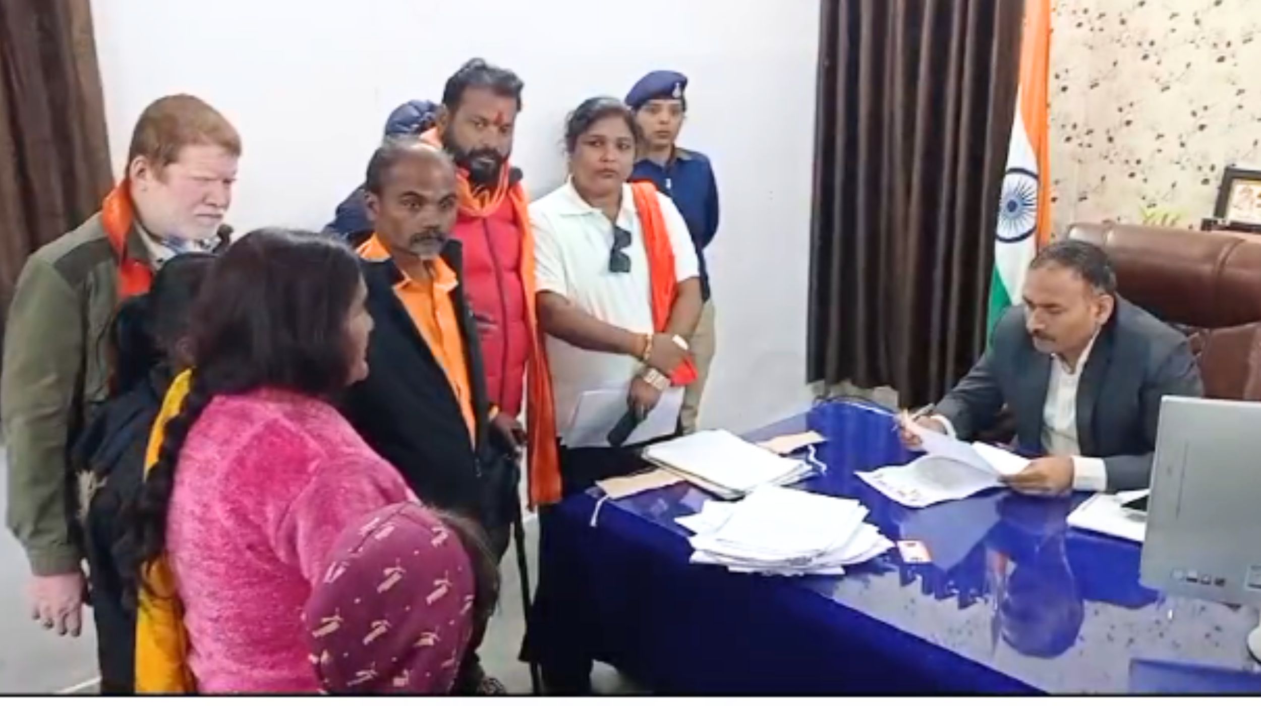 जबलपुर में हैरत करने वाला मामलाः मेडिकल में पति की मौत, बीबी-बच्चे शव का इंतजार करते रहे.... सास... देवर.. लेकर फरार हो गए 2 250