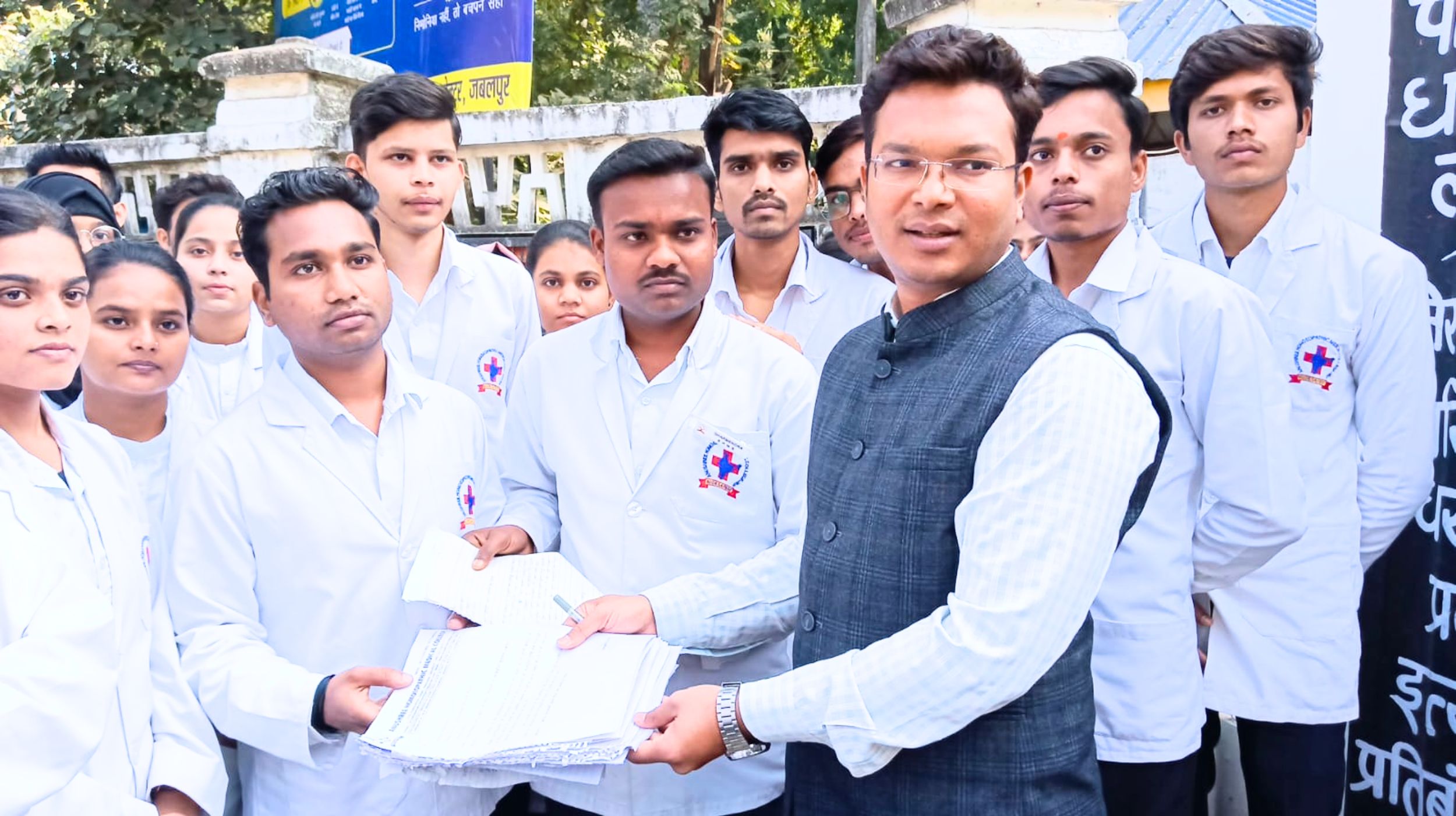 अनुश्री कॉलेज के विद्यार्थियों का कलेक्ट्रेट में हल्ला बोलः 40 प्रतिशत स्कॉलरशिप मिलनी थी 14 प्रतिशत ही मिल रही है... कहां से दें फीस 2 252525