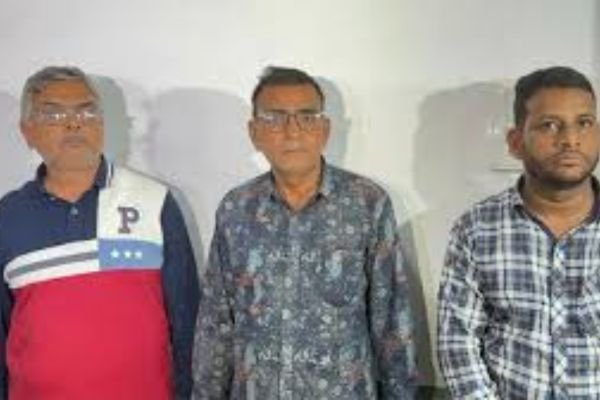 गुजरात के सूरत में 14 फर्जी डॉक्टर गिरफ्तार- 70 हजार में डिग्री देने वाले गिरोह का भंडाफोड़ 8वीं पास भी इलाज कर रहा था 1 Add a heading 11