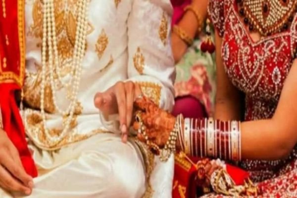 मुस्लिम युवक ने दूल्हे के सामने पकड़ा दुल्हन का हाथ, दावत उड़ाते रहे रिश्तेदार, शादी के रिसेप्शन में बवाल 1 Add a heading 15 1