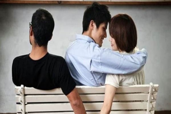 गर्लफ्रेंड संग कार में घूमते पकड़ा गया पति, पत्नी ने जमकर की लात-घूसों से कुटाई 1 Add a heading 19 1