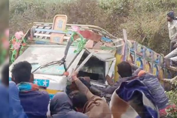उज्जैन में पिकअप पलटी, तीन की मौत 14 महिलाएं घायल, 5 की हालत गंभीर 1 Add a heading 19 2