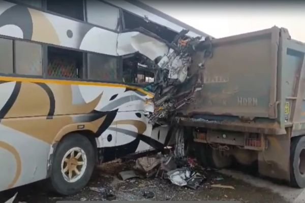 6 लोगों की मौत, हादसे में 10 गंभीर घायल; डंपर में पीछे से घुसी प्राइवेट ट्रैवल्स की बस 1 Add a heading 2024 12 17T040026.627