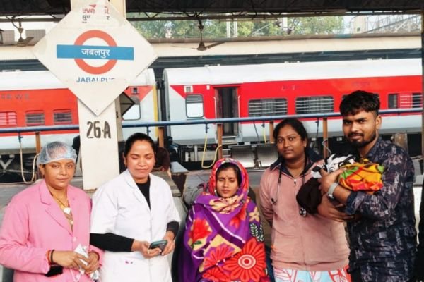 रीवा ट्रेन की एसी कोच में गूंजी किलकारी जच्चा बच्चा दोनों स्वस्थ रेलवे की मदद से महिला की कराई गई सुरक्षित प्रसूति 1 Add a heading 32 1
