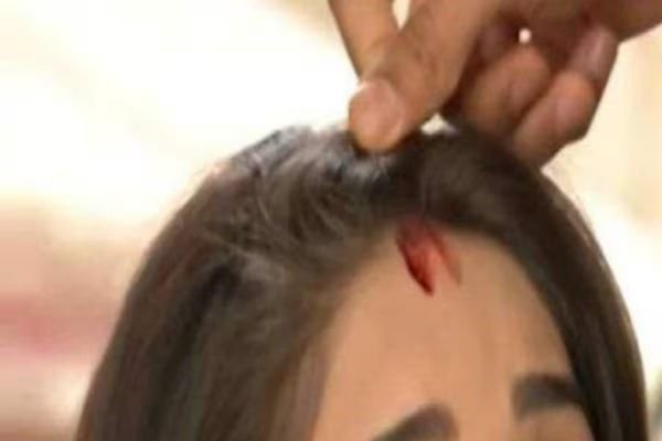 स्कूल से लौट रही छात्रा की सिंदूर से भरी मांग, बीच चौराहे पर लड़के की करतूत 1 Add a heading 47 1