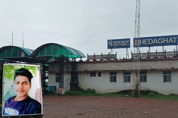 बुढ़ापे के सहारे का अभी तक नहीं लगा कोई सुराग -रुंधे गले से मां ने बताई पूरी दास्तान- न जाने कहां किस हाल में होगा मेरा बेटा 1 Add a heading 48 1