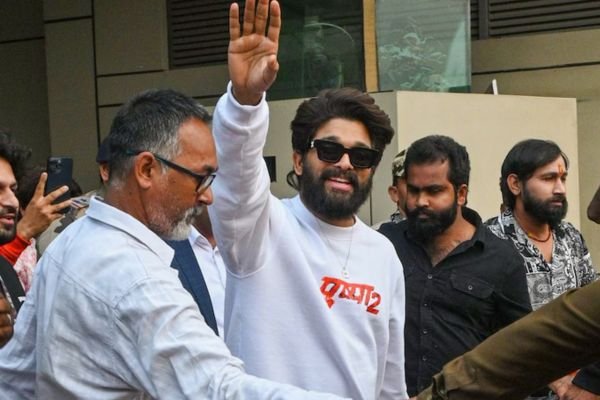 अल्लू अर्जुन को 14 दिन की जेल, अब HC में सुनवाई जारी, हुआ शाहरुख खान के केस का जिक्र 1 Add a heading 74