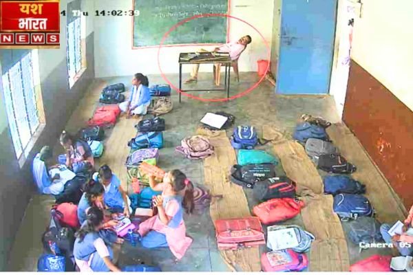 क्लास रूम में सपनों की दुनिया में खो गए मास्टर जी, कुर्सी पर सोते Video हो गया वायरल 1 Add a heading 90
