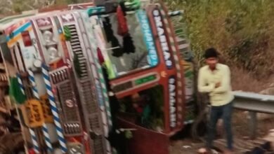 अंधे मोड़ पर मवेशियों को बचाने के चक्कर में आलू से भरा ट्रक पलटा : चालक परिचालक घायल 9 Screenshot 2024 12 08 22 01 13 390 com.whatsapp