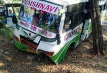 बाल-बाल बच गए बस के यात्री : बस अनियंत्रित होकर पेड़ से टकराई... मच गया हड़कंप 11 Screenshot 2024 12 19 12 05 53 222 com.whatsapp