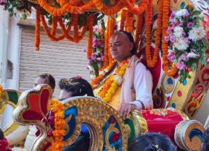 युवराज स्वामी बदरी प्रपन्नाचार्य जी के सानिध्य में निकल रही विशाल शोभायात्रा, मार्ग में जगह जगह पुष्पवर्षा 2 Screenshot 20241215 145406 Photos2