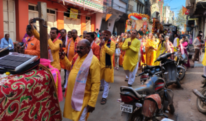 युवराज स्वामी बदरी प्रपन्नाचार्य जी के सानिध्य में निकल रही विशाल शोभायात्रा, मार्ग में जगह जगह पुष्पवर्षा 5 Screenshot 20241215 145436 Photos2