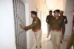 एसपी सम्पत उपाध्याय ने किया थाना कोतवाली का निरीक्षण, कहा- साल के अंत के 10 दिन शेष बचे हैं, लंबित अपराध, चालान, मर्ग, शिकायतों का प्राथमिकता के आधार पर करें निराकरण 2 WhatsApp Image 2024 12 21 at 4.36.23 PM
