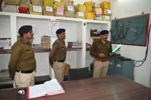 एसपी सम्पत उपाध्याय ने किया थाना कोतवाली का निरीक्षण, कहा- साल के अंत के 10 दिन शेष बचे हैं, लंबित अपराध, चालान, मर्ग, शिकायतों का प्राथमिकता के आधार पर करें निराकरण 3 WhatsApp Image 2024 12 21 at 4.36.26 PM 1