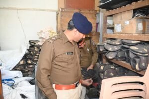 एसपी सम्पत उपाध्याय ने किया थाना कोतवाली का निरीक्षण, कहा- साल के अंत के 10 दिन शेष बचे हैं, लंबित अपराध, चालान, मर्ग, शिकायतों का प्राथमिकता के आधार पर करें निराकरण 4 WhatsApp Image 2024 12 21 at 4.36.26 PM 2