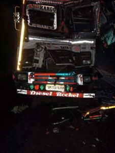 अनियंत्रित ट्रक घाट में पलटा चावल लूट ले गए ग्रामीण पुलिस जांच में जुटी, देर रात बगदरी घाट की घटना 5 Z06