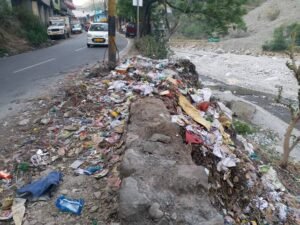 आउटसोर्स कर्मचारियों को हटाने के बाद बिगड़ी शहर की सफाई व्यवस्था, कई इलाकों में चार दिन में एक बार लग रही झाड़ू 5 images 2