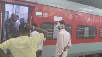 अब आसनसोल मुंबई एक्सप्रेस में दिखा सांप यात्रियों में हड़कंप. कोच किया गया लॉक 9 एयर इंडिया का विमान हादसे का शिकार होते होते बचा 12