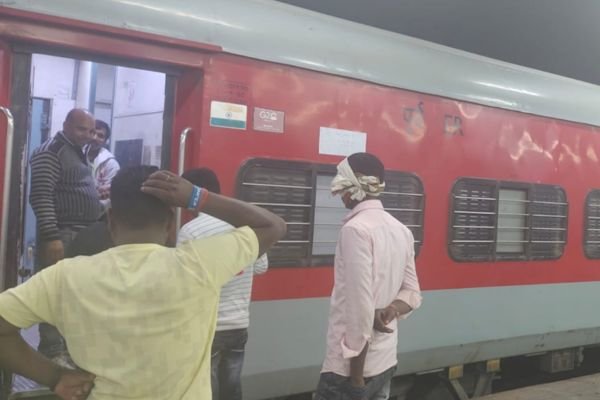 अब आसनसोल मुंबई एक्सप्रेस में दिखा सांप यात्रियों में हड़कंप. कोच किया गया लॉक 1 एयर इंडिया का विमान हादसे का शिकार होते होते बचा 12