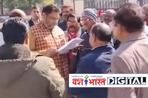 निरस्त हुए 70 पदों के मामले में कर्मचारी संघ ने RDVV ईसी मेंबर्स का किया घेराव, कुलगुरु के खिलाफ दीवारों पर लिखे गए नारे 1 02