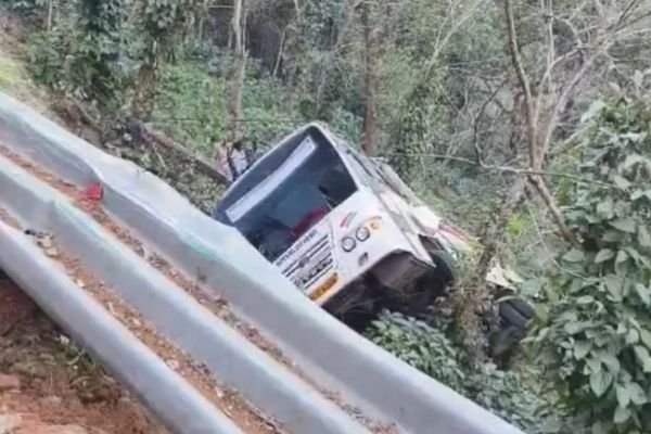 30 फीट गहरी खाई में गिरी यात्रियों से भरी बस, 4 की मौत, कई घायल 1 0e375d67 589e 4fc3 9f14 55429c56033d