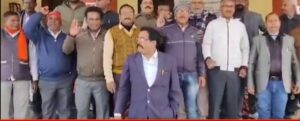निरस्त हुए 70 पदों के मामले में कर्मचारी संघ ने RDVV ईसी मेंबर्स का किया घेराव, कुलगुरु के खिलाफ दीवारों पर लिखे गए नारे 3 A02