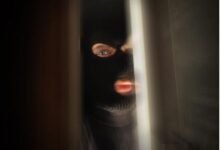 लूटने आया था घर, नहीं मिला कुछ तो चूम लिया महिला का गाल; लुटेरे की हरकत से पुलिस भी हैरान 10 Add a heading 2025 01 07T061816.632