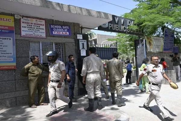 12वीं के छात्र ने दी थी दिल्ली के स्कूलों को बम से उड़ाने की धमकी, पूछताछ में हुआ ये खुलासा 1 Add a heading 2025 01 10T011603.636