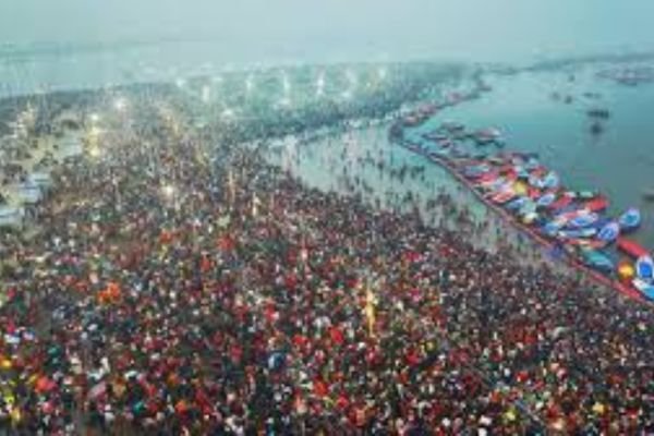 महाकुंभ का भव्य शुभारंभ , 60 लाख श्रद्धालुओं ने डुबकी लगाई: 12 किमी चलकर संगम पहुंच रहे विदेशी भक्त बोले- जय श्रीराम 1 Add a heading 2025 01 13T050104.629