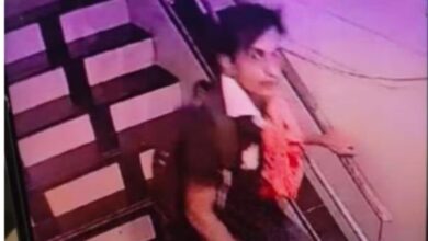 सैफ पर चाकू से हमला करने वाले संदिग्ध की तस्वीर आई सामने, भागते हुए CCTV में कैद 6 Add a heading 2025 01 16T070812.977