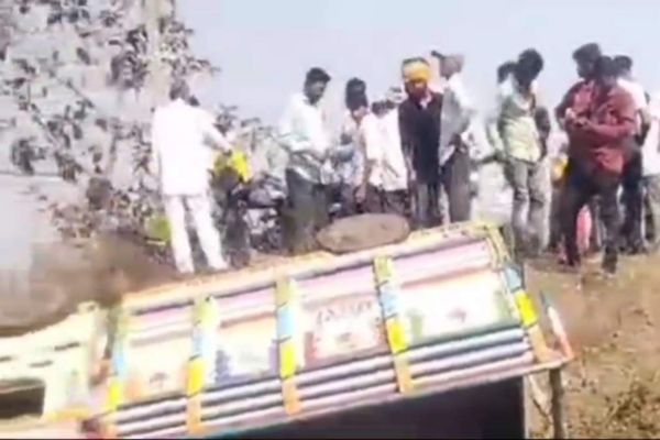 महिलाओं से भरी पिकअप पलटी: मची चीख-पुकार 1 Add a heading 2025 01 22T065102.866