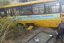 बच्चों से भरी स्कूल बस पलटी, 30 बच्चे घायल, 5 एंबुलेंस और 3 थानों की पुलिस पहुंची 10 Add a heading 2025 01 24T084645.520