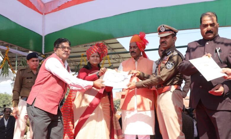 हर्षोल्लास, धूमधाम एवं गरिमामय ढंग से मना गौरवशाली भारतवर्ष का 76वाँ गणतंत्र दिवस : प्रभारी मंत्री सिलावट ने मुख्य समारोह में किया झंडा वंदन, रंगारंग सांस्कृतिक कार्यक्रमों ने बांधा समा 1 IMG 20250126 WA0524