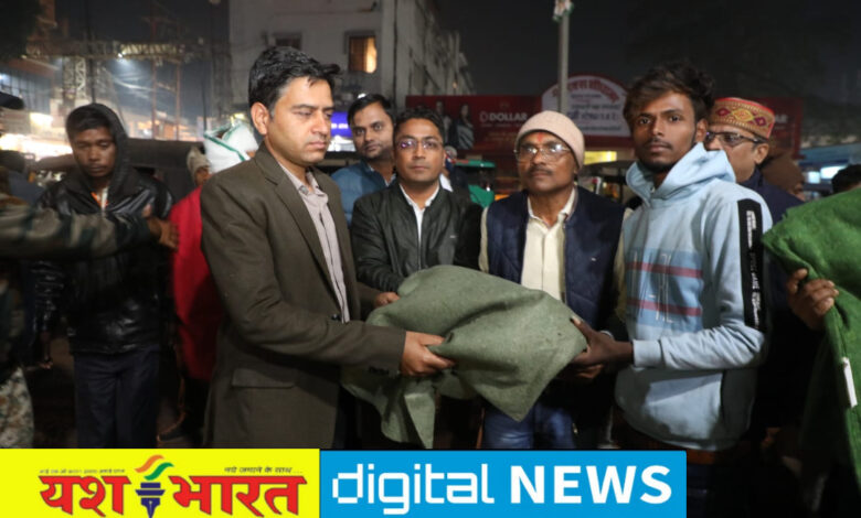 कलेक्टर ने रेलवे स्टेशन में जरूरतमंदों को किए कंबल वितरित, सार्वजनिक स्थानों पर अलाव के इंतजाम के निर्देश 1 IMG 20250102 222356