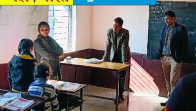 कलेक्टर ने शिक्षक बनकर ब्लैक बोर्ड में छात्रों को समझाया गणित, धाराप्रवाह पुस्तक वाचन पर छात्रों को दी शाबाशी 6 IMG 20250127 182051